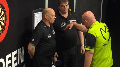 Michael van Gerwen verliert das Finale der 11. Nacht der Premier League Darts und hat danach noch Redebedarf mit Kult-Caller Russ Bray. Johnny Clayton gelingt ein Comeback-Sieg.