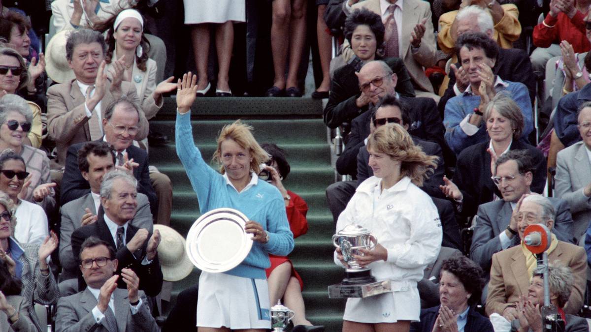 Diese Vorhersage sollte sich auch bald bewahrheiten. 1987 holte sich Graf als bis dato jüngste Siegerin den Titel bei den French Open - eben gegen Martina Navratilova. Dazu legte sie mit sieben Turniersiegen und 45 siegreichen Matches in Folge einen beeindruckenden Saisonstart hin