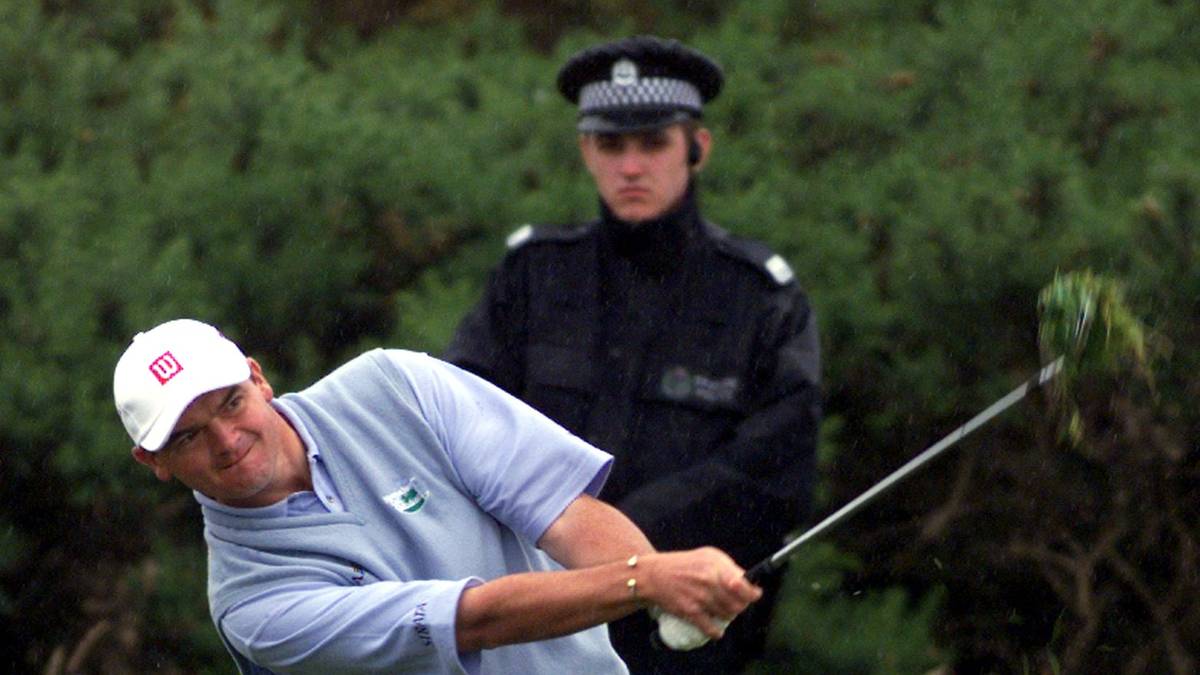 Paul Lawrie durchbricht 1999 nach vier Jahren die Phalanx der USA, wofür er 350.000 Pfund bekommt. Allerdings braucht der Schotte am Ende ganze 290 Schläge - da er das Stechen gegen Leonard und Jean van de Velde erst nach sechs Löchern gewinnt