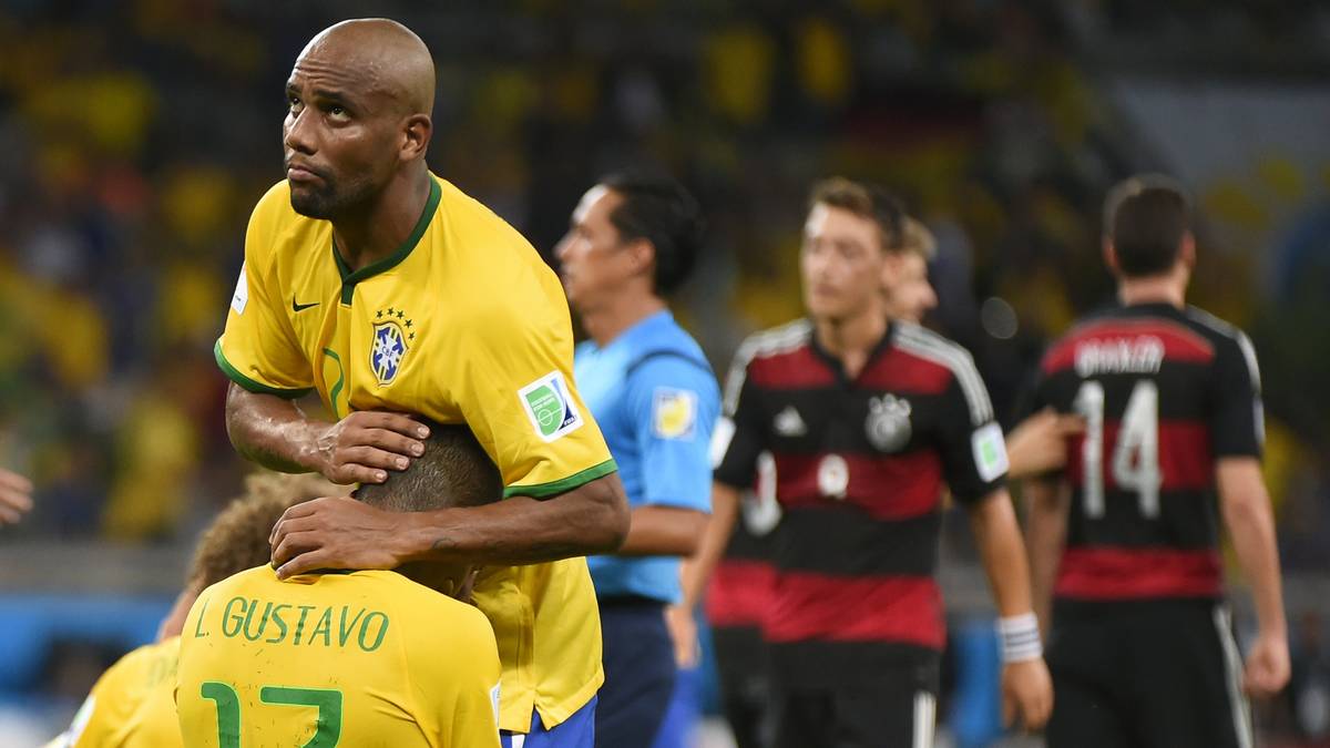 RECHTSVERTEIDIGER - Maicon (2014): Ist damals ebenfalls bei der Roma unter Vertrag und ordentlich in Form. Rückt bei der WM nach vier Partien ohne Einsatz in die Startelf und bleibt dort auch die verbleibenden drei Spiele. Der damals 32-Jährige ist dem deutschen Kombinationswirbel aber hoffnungslos ausgeliefert. Hat im Januar seine Karriere beendet