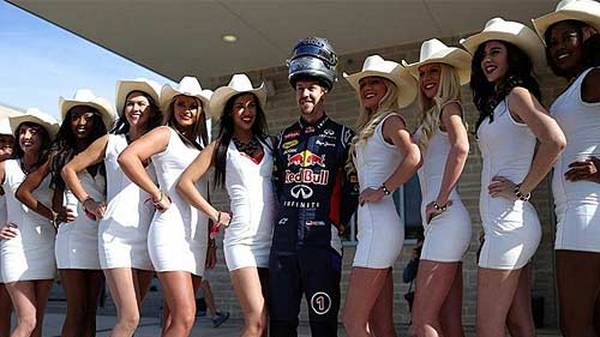 Gut lachen hat Sebastian Vettel vor dem Rennen. Der Heppenheimer posiert mit den Grid Girls von Austin
