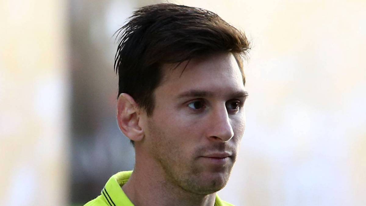 Lionel Messis neues Tattoo sorgt für Aufregung. Zum einen gehört er nun auch zur großen Gruppe der auf dem Unterarm tätowierten Profikicker. Auf der anderen Seite polarisiert das Motiv. Eine Uhr und Blumen verzieren seit neuestem seinen rechten Unterarm