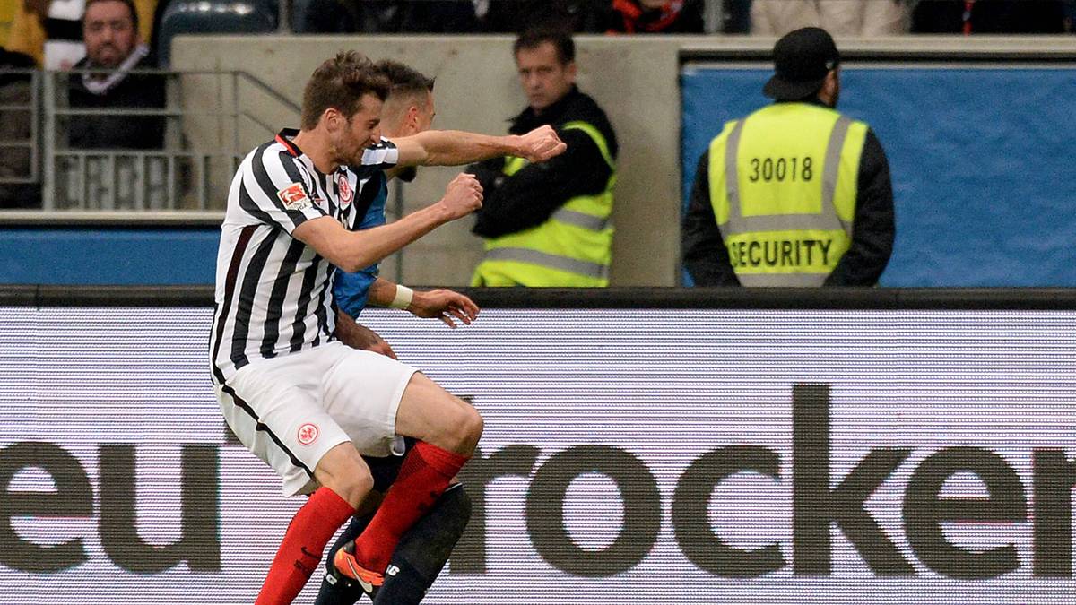 Noch heftiger erwischt es Wagner im Duell mit David Abraham. Doch der klare Ellenbogenschlag des Frankfurter Innenverteidigers bleibt ungeahndet