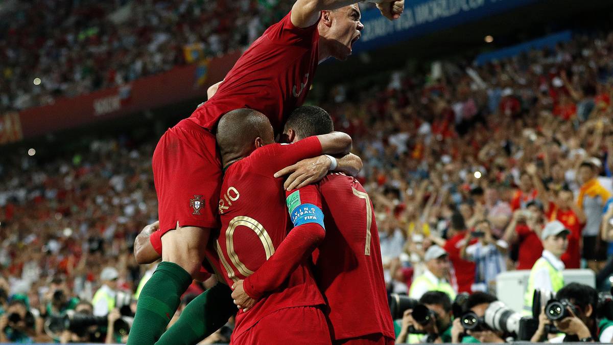 RUSSLAND - Sport Express: "Ronaldo! Ronaldo!! Ronaldo!!! Cristiano erschien in der Rolle Gottes. Was wird Messi dazu sagen?"