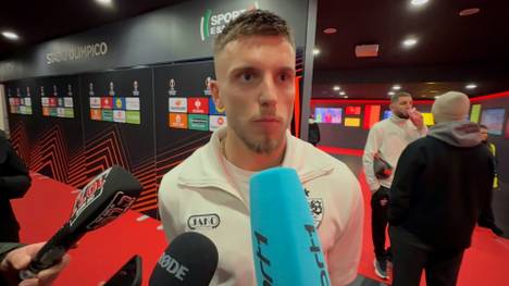 Ermedin Demirovic verrät nach dem Spiel gegen die AS Rom, dass er vor der Partie noch mit Schalke-Neuzugang Edin Dzeko im Austausch war.