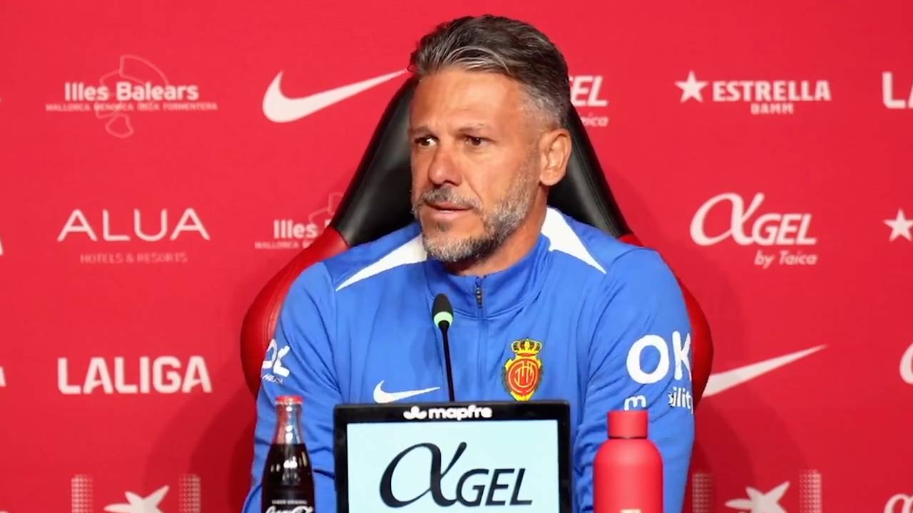 Demichelis wendet sich vor seiner Antwort an den Reporter
