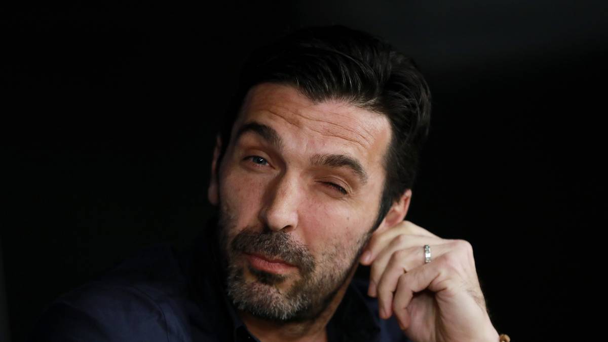 Geht es nach dem Kapitel Juventus noch weiter für Buffon? "Ich habe aufregende Angebote vorliegen. Nächste Woche werde ich eine Entscheidung über meine Zukunft treffen", erklärte er. Anscheinend soll Paris Saint-Germain großes Interesse am 40-Jährigen haben