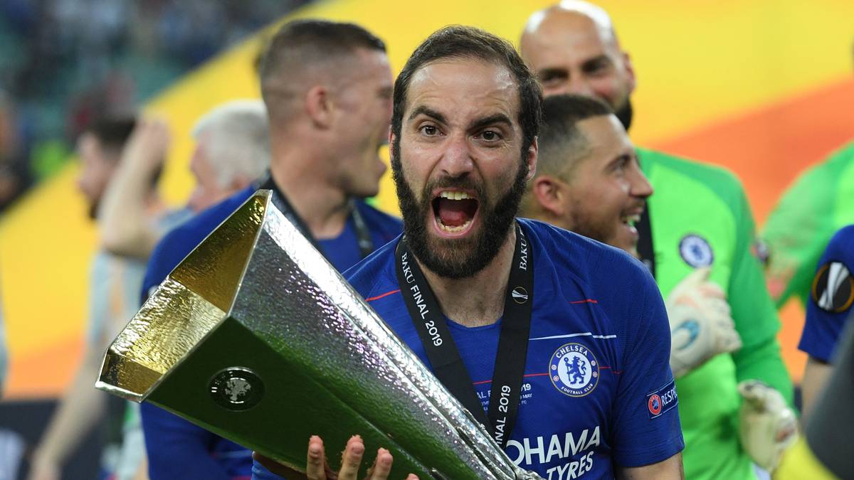 PLATZ 4 - GONZALO & FEDERICO HIGUAÍN: Kaum einer hat in wenigen Jahren so viel Ablöse generiert wie Gonzalo Higuaín. Der Höhepunkt: 2016 wechselt er für 90 Millionen Euro vom SSC Neapel zum Rivalen Juventus Turin. Richtig glücklich wurde er dort bis heute nicht, nach einer Leihe zum FC Chelsea muss er im Sommer zurück nach Italien