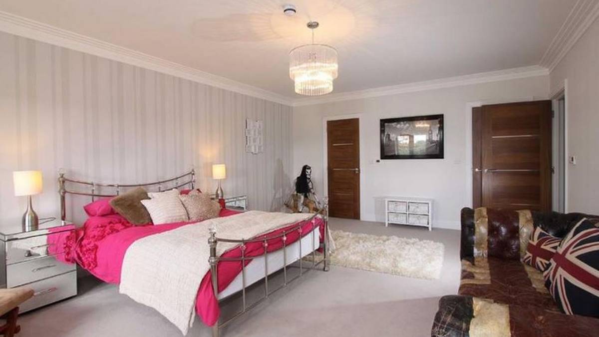 Very british, eines der sechs Schlafzimmer im Anwesen