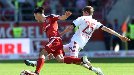Thomas Müller vom FC Bayern München im Zweikampf mit Alfredo Morales vom FC Ingolstadt