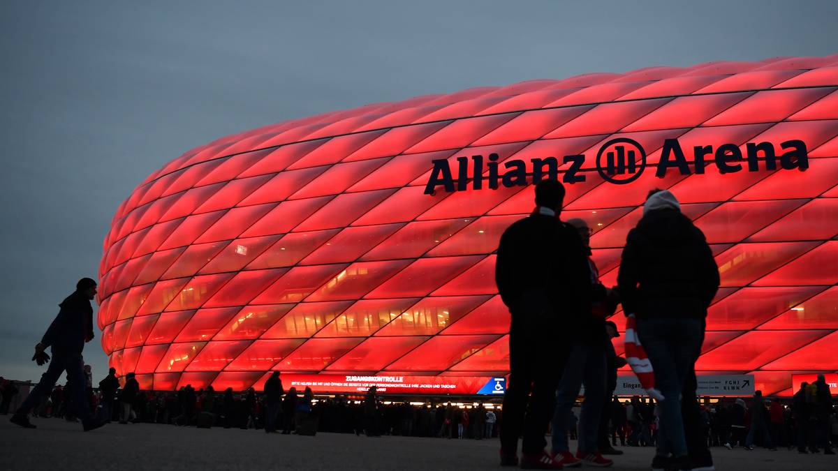 Hoeneß' Herzensklub hingegen startet 2005 endgültig in "eine völlig neue Welt“. Am 5. August laufen die Münchner erstmals nach knapp drei Jahren Bauzeit, und acht Jahre nachdem der Verwaltungsbeirat des Klubs für den Bau eines eigenen Stadions gestimmt hat, in einem Bundesliga-Spiel in der Allianz Arena auf