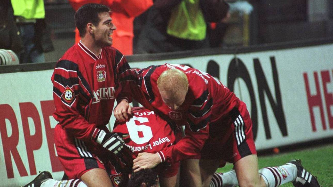 Ulf Kirsten wird nach seinem Hattrick gegen Bayern abgefeiert