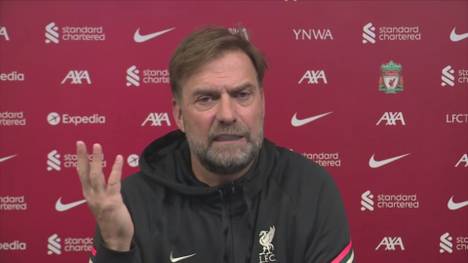 Liverpool-Trainer Jürgen Klopp echauffiert sich über die Zeitschrift "The Athletic". Die unterstellte dem Coach, im Spitzenspiel gegen Manchester mehrere Platzverweise für United verlangt zu haben.