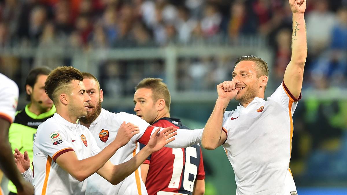 FRANCESCO TOTTI: Der ewige Römer Francesco Totti hatte als vertraute Jubel-Geste den rechten Daumen im Mund - ein Gruß an seine Kinder. Im Gedächtnis bleibt auch ein Selfie-Jubel vor der Fankurve nach dem Siegtreffer im "Derby della Capitale" gegen Lazio Rom