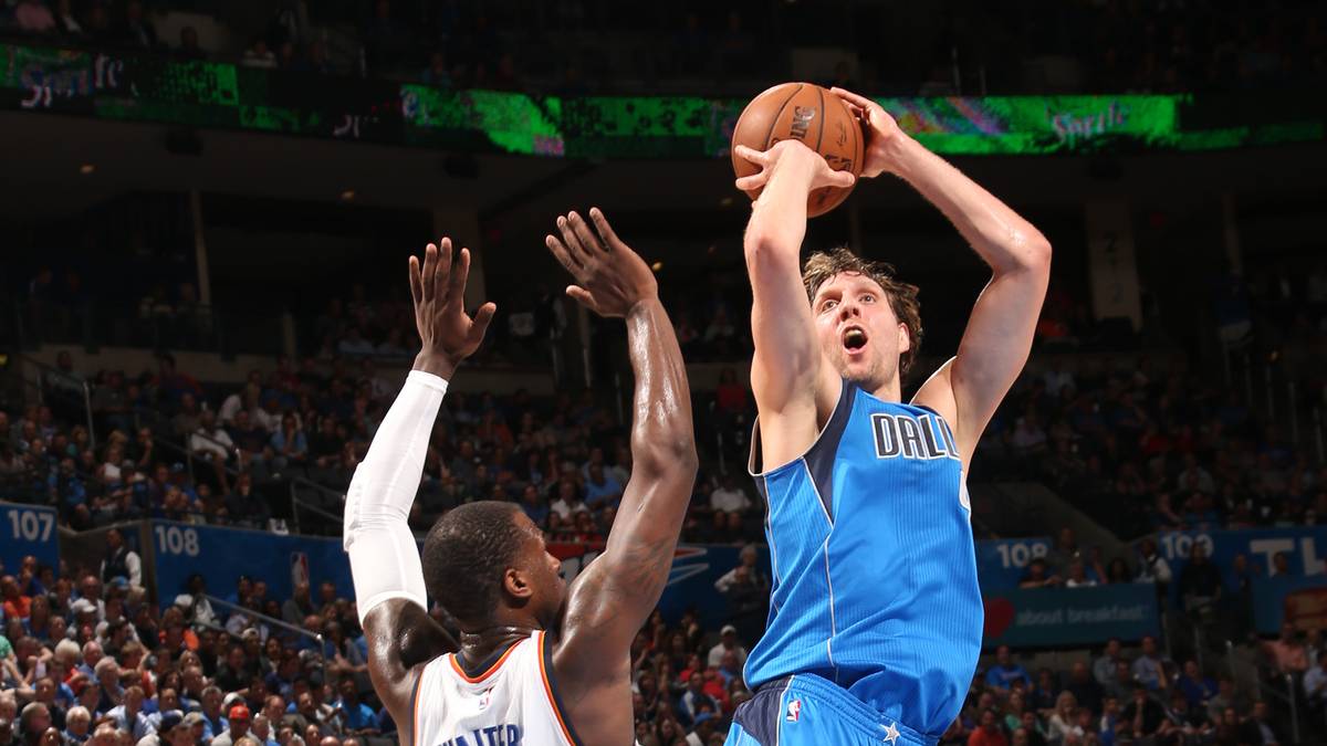 Am Ende setzen sich aber Dirk Nowitzki und Co. durch. Der Würzburger kommt auf 18 Zähler, durchbricht dabei die 28.000-Punkte-Schallmauer. Viel wichtiger als der persönliche Erfolg ist aber der Sieg gegen den direkten Konkurrenten. Platz sieben in der Western Conference ist zum Greifen nah