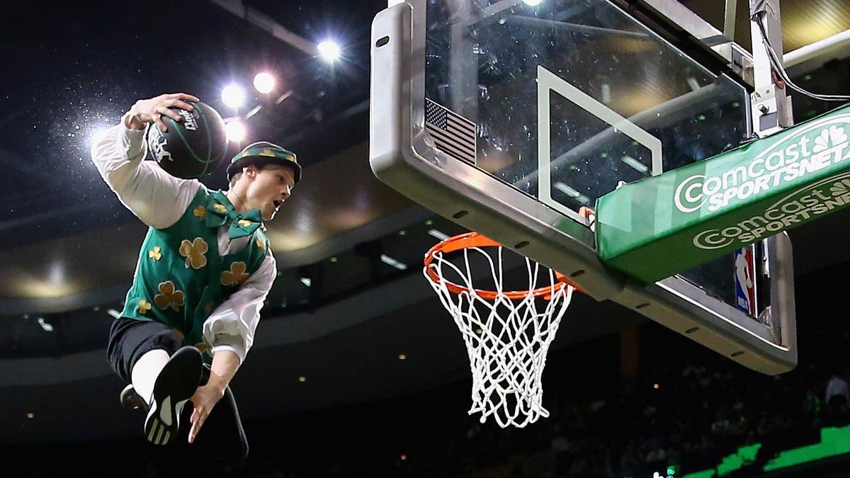 1. April: Die Boston Celtics haben im Kampf um die Playoffs zuletzt wichtige Duelle verloren. Maskottchen Lucky zeigt den Spielern, wie sie es besser machen müssen  