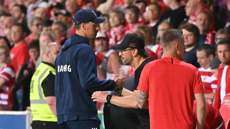 Haching-Trainer Sandro Wagner (l.) und Cottbus-Coach Claus-Dieter Wollitz geben sich die Hand