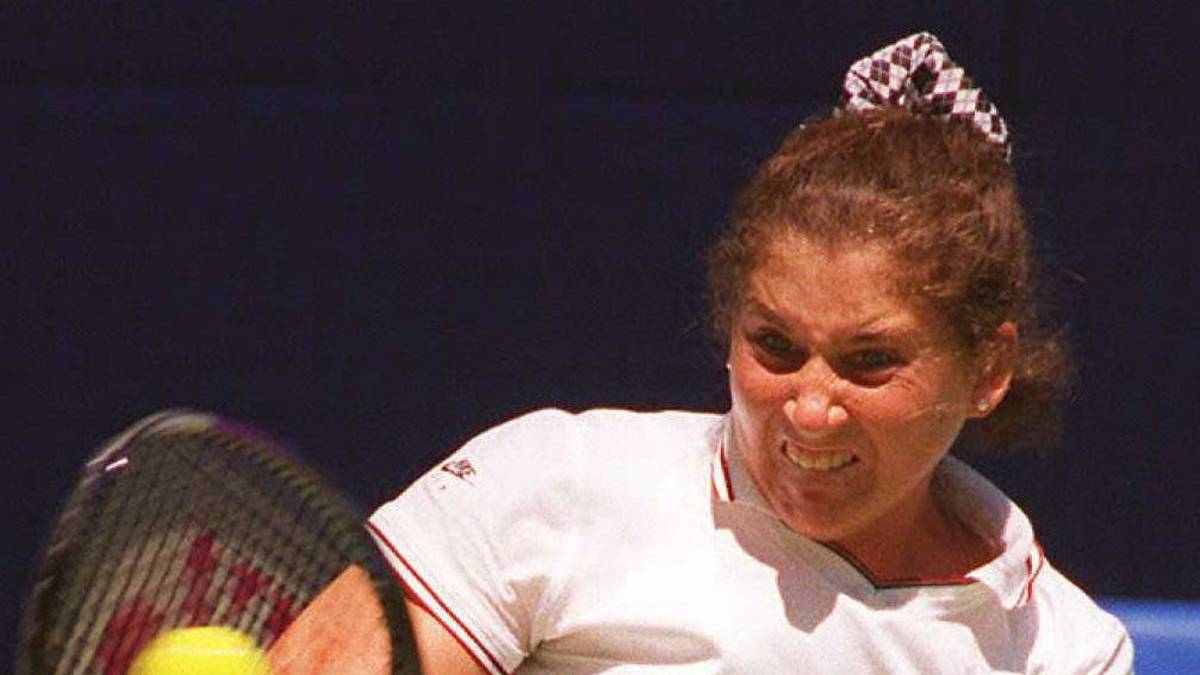 Dazu betrat mit Monica Seles eine Kontrahentin die Bühne, die Graf Paroli bieten konnte. Bei den German Open in Berlin beendete die damals 16-Jährige Grafs Serie nach 66 Siegen in Folge. 1991 musste sie sogar die Weltranglistenführung an Seles abgeben