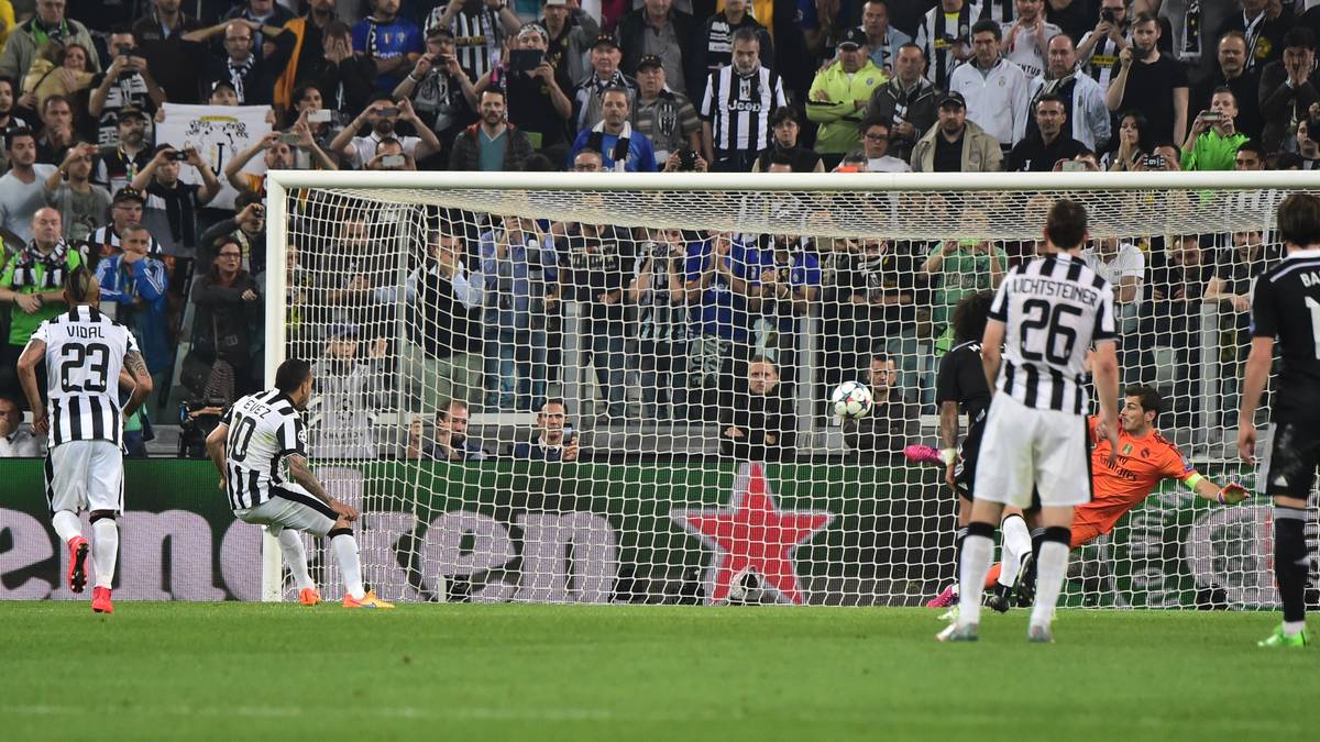 Tevez guckt Casillas aus und hämmert den Ball in die Maschen