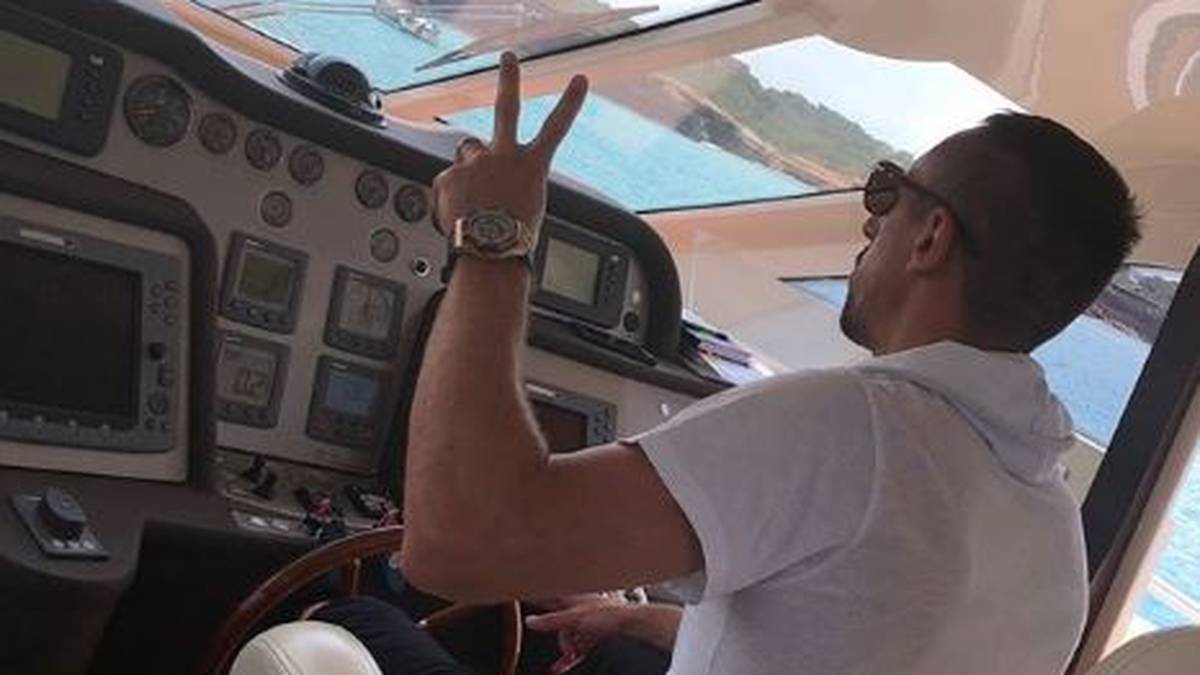 Eine Bootsfahrt, die ist lustig: Bayerns Franck Ribery - seit 2014 nicht mehr bei Frankreichs Nationalteam dabei - steuert übers Gewässer