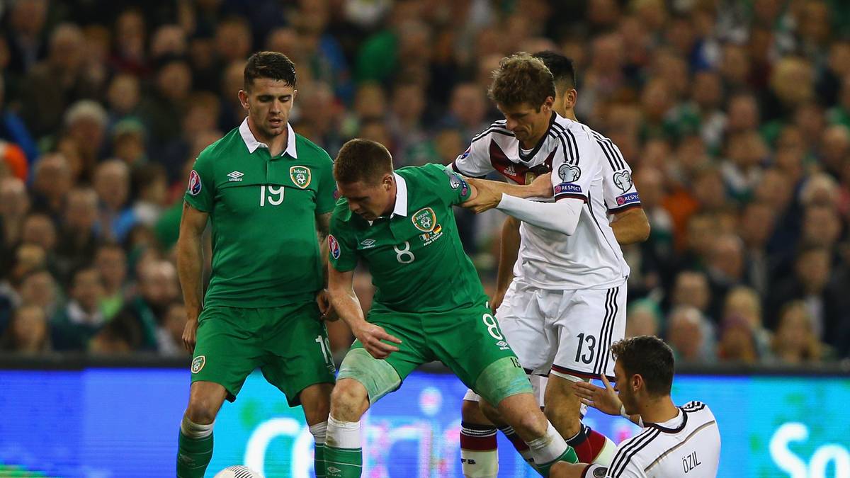 Zu Beginn der zweiten Halbzeit werden die "Boys in Green" immer selbstbewusster und suchen nun auch öfters den eigenen Abschluss. Thomas Müller und Mesut Özil müssen da alles in die Waagschale werden