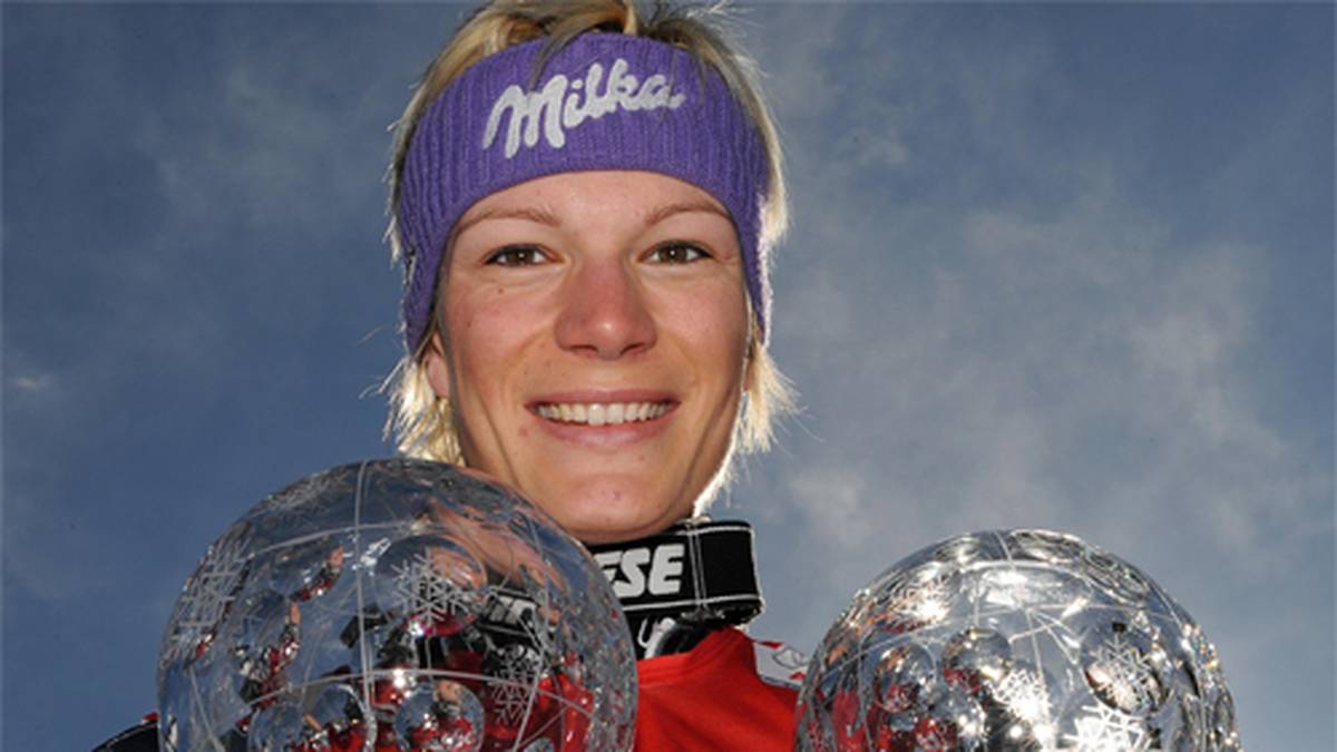 ...doch in der Saison 2007/08 findet sie endgültig wieder zurück zu alter Stärke. Erstmals in ihrer Karriere gewinnt sie die kleine Kristallkugel für den Sieg in einer Disziplinwertung, und dann gleich doppelt. Weder im Super-G, noch in der Kombination ist Höfl-Riesch über die Saison gesehen zu schlagen