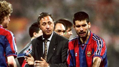 Johan Cruyff prägte als Trainer des FC Barcelona auch den Stil von Pep Guardiola (r.)