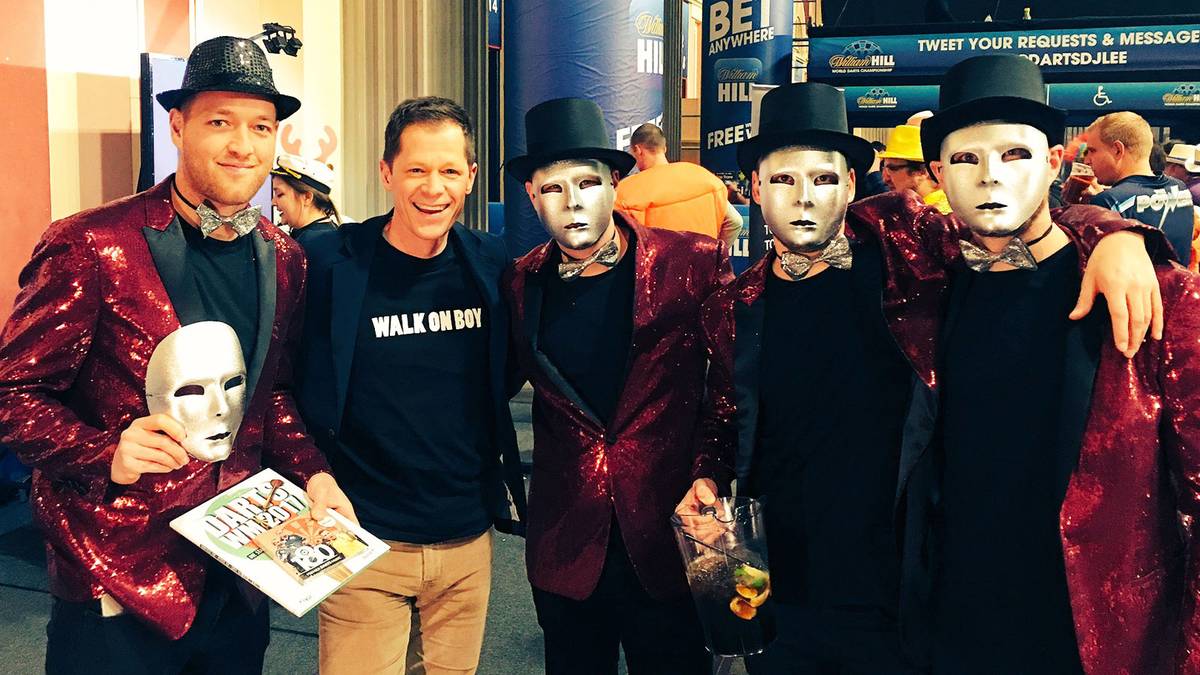 Schieber ist nicht allein nach London gereist, sondern hat ein paar Kumpels im Schlepptau. Deshalb gibt es am Ende noch ein Gruppenbild mit Maske