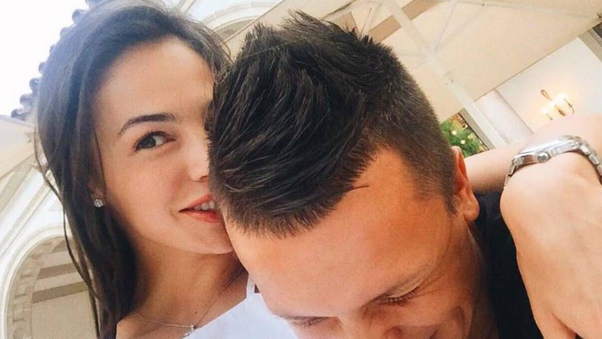 Denn ihr Mann hat den etwas gewöhnungsbedürftigen Nachnamen Konoplyanka. Seit dieser Saison spielt der Ukrainer auf Leihbasis beim FC Schalke 