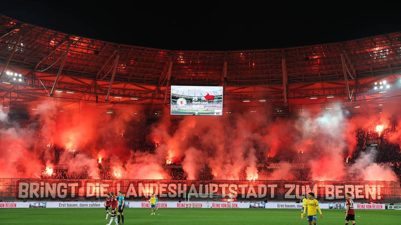Die zweite Halbzeit war nach dem Einsatz von Pyrotechnik rund zehn Minuten unterbrochen