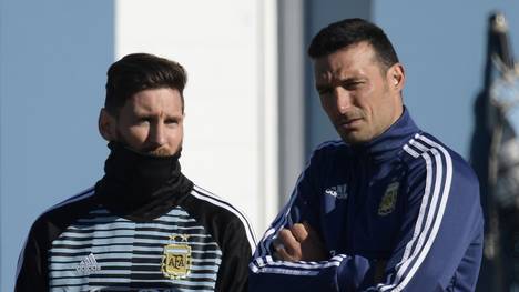 Lionel Messi (l.) im Gespräch mit Argentiniens Nationaltrainer Lionel Scaloni
