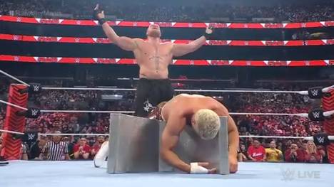 Brock Lesnar verbündet sich bei WWE Monday Night RAW nach WrestleMania scheinbar mit Cody Rhodes - nur um sich dann gegen ihn zu wenden.