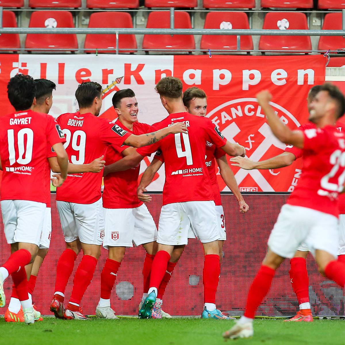 Erster Sieg im vierten Spiel: Der Hallesche FC hat nach seinem schlechten Saisonstart in der 3. Fußball-Liga den ersten Erfolg verbucht.