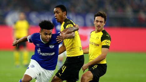 In der Bundesliga kommt es zum Revierderby zwischen Dortmund und Schalke