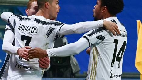 Ronaldo (M.) jubelt mit seinen Teamkollegen 