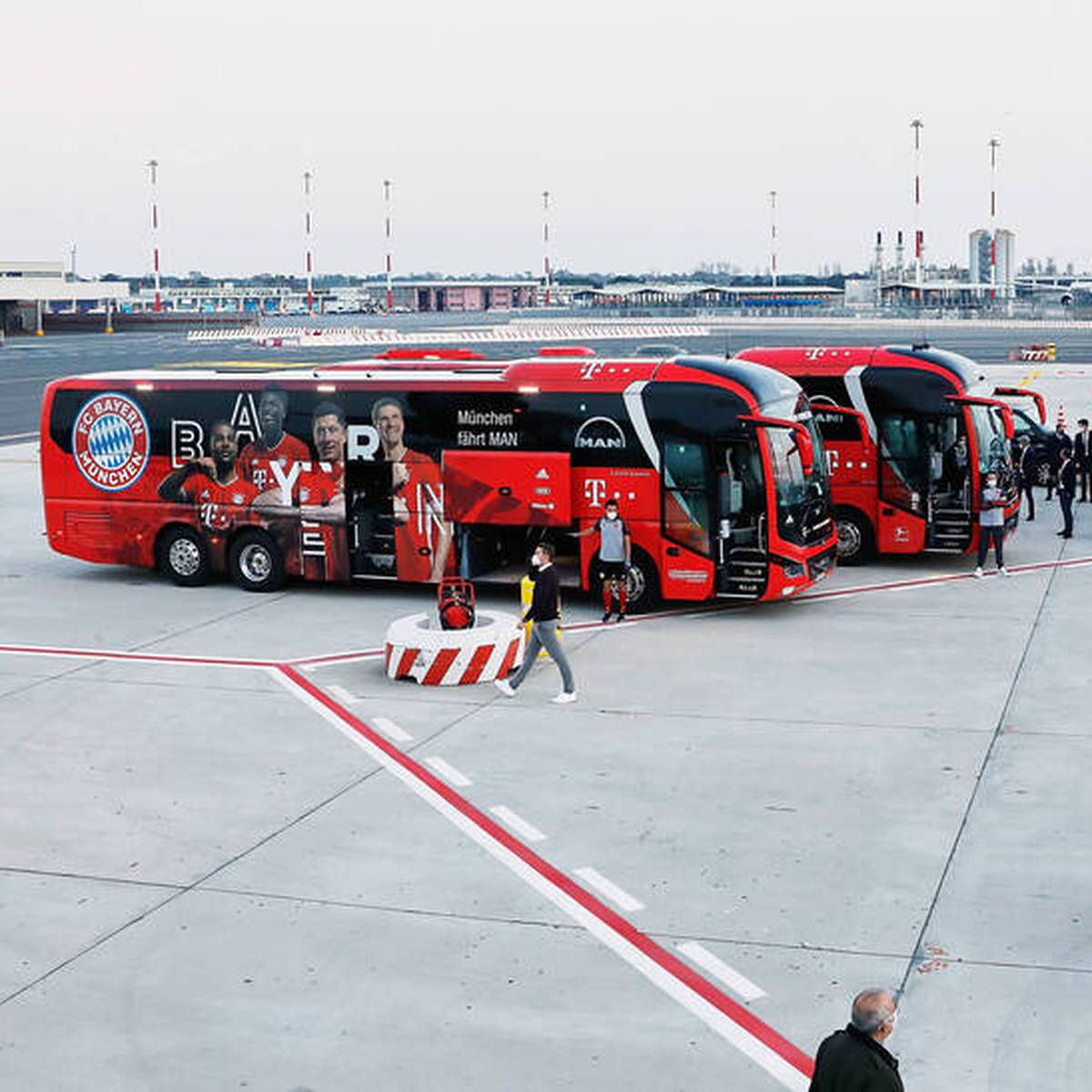 Warum fährt der FC Bayern mit zwei Bussen?