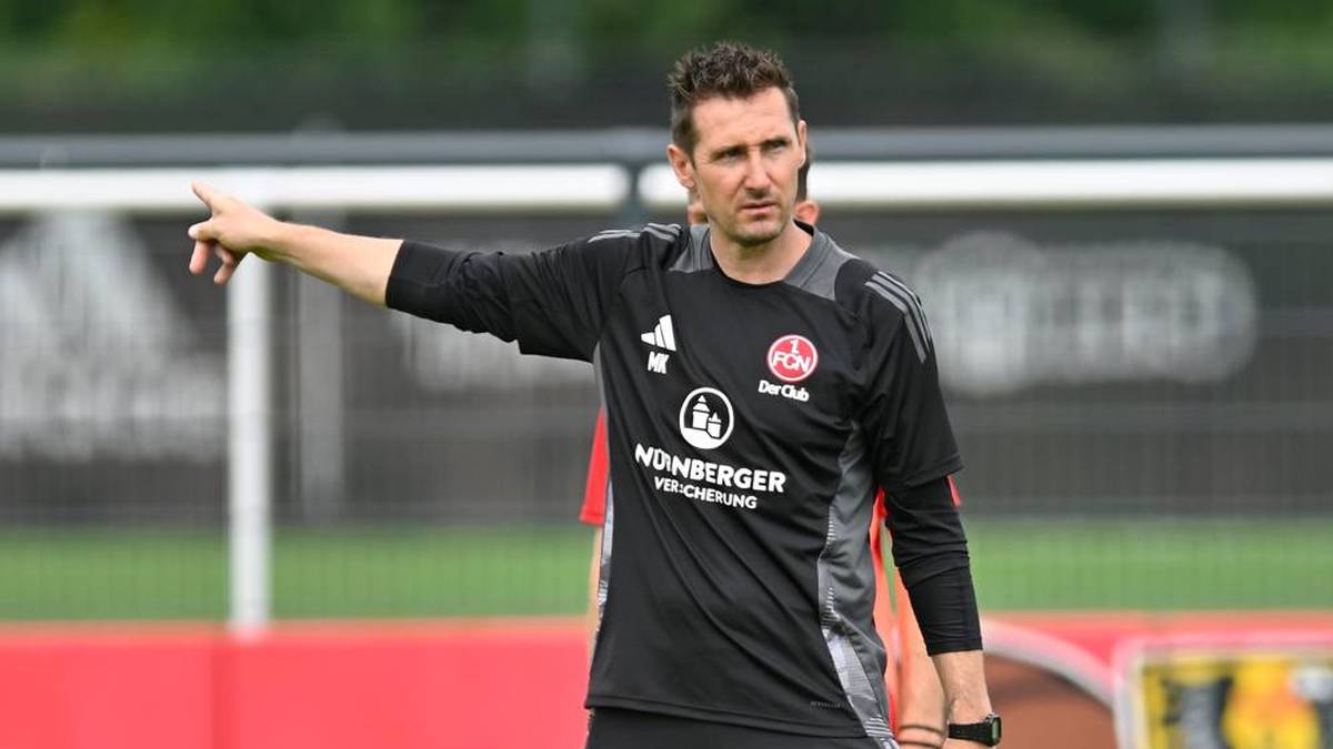 Nun soll die Karriere nach der Karriere Fahrt aufnehmen: Klose führt den 1. FC Nürnberg in die neue Zweitliga-Saison. Deutschland schaut hin, es ist hierzulande Kloses erste Station als Cheftrainer im Profifußball.