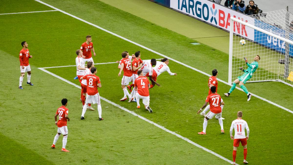 ... dass der Bayern-Keeper aus dem Stand noch immer Weltklasse-Leistungen abliefern kann, zeigte Neuer im Pokalfinale. Seine Saisonbilanz von 18 Zu-Null-Spielen bei 38 Einsätzen kann sich ebenfalls sehen lassen