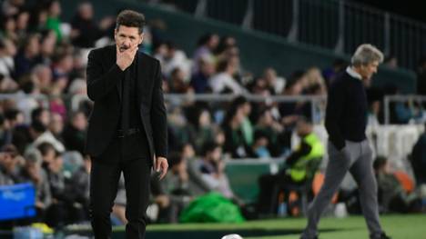 Erste Pleite für Atletico-Coach Diego Simeone (l.)