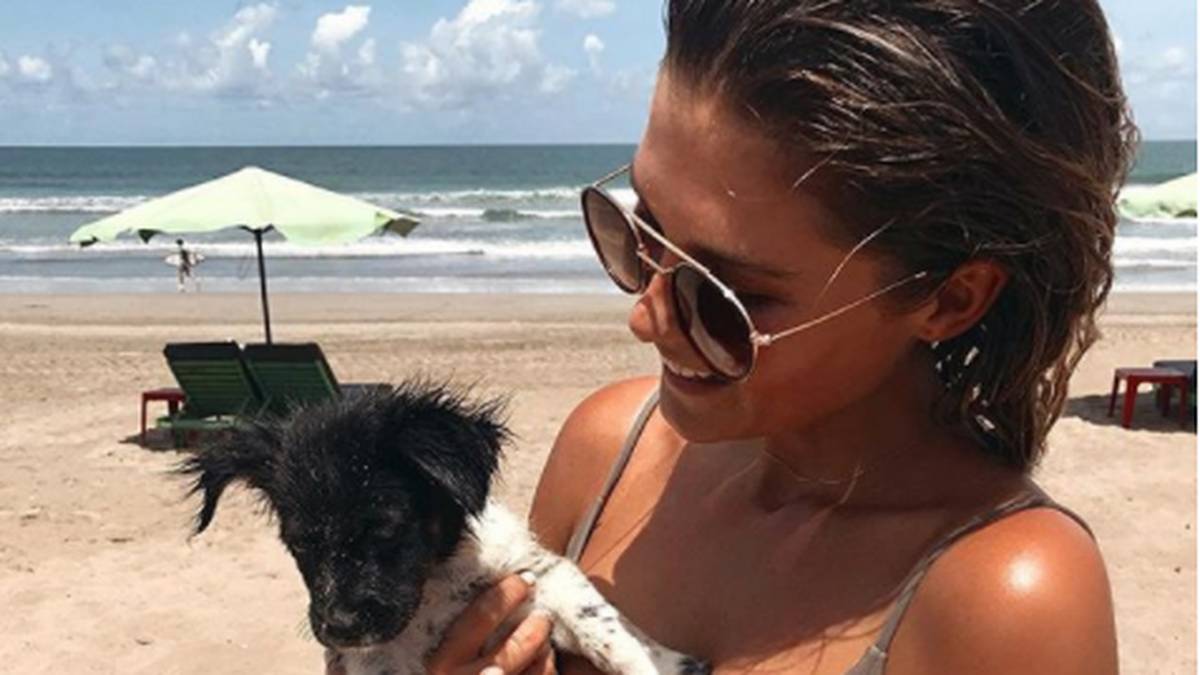 Kollegin Chloe Chapman lässt es sich auf Bali gut gehen. Ein kleiner Welpe hat es der Surferin angetan. Auf Instagram schreibt sie: "Er bringt mein Herz zum Schmelzen"