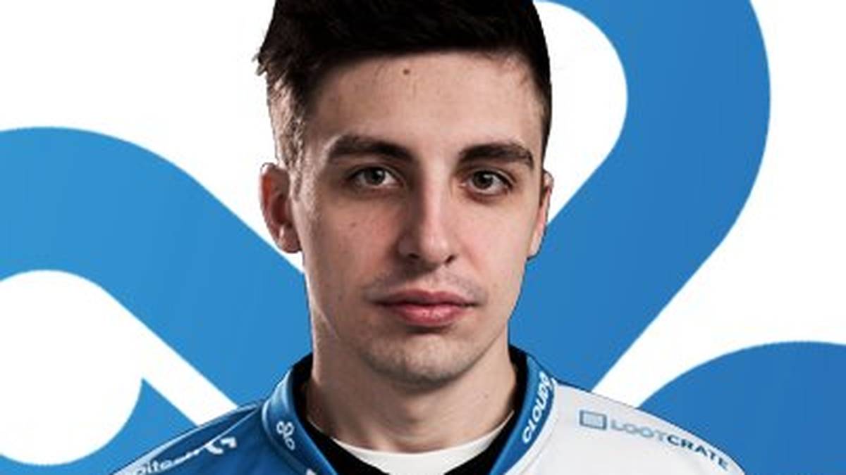 SHROUD - 4,1 Millionen Follower: Ein weiterer Ex-CS:GO-Profi reiht sich zu den größten Streamern der Welt ein. Michael „Shroud“ Grzesiek spielte jahrelang bei der eSports-Organisation Cloud9 . Der 24-jährige Kanadier wechselte ebenfalls wie seine Vorgänger zu den Battle-Royale-Spielen PUBG und Fortnite und konnte sich somit eine größere Fanbase aufbauen. Erst kürzlich wurde er allerdings von den PUBG-Entwicklern für einen Monat gesperrt, weil er vor seinem Live-Publikum mit einem Hacker, den er mit seinem Team zufällig in einem Spiel traft, zusammenarbeitete