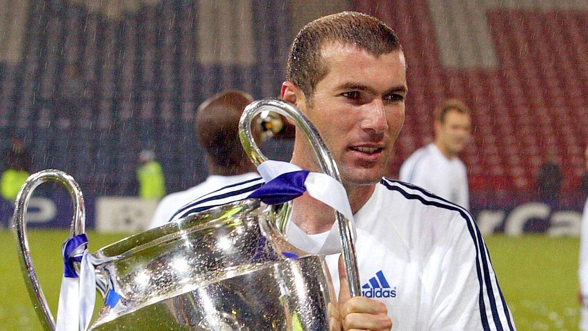 Zinedine Zidane gilt als einer der größten Spieler seiner Generation und gewann als Spieler jeden erdenklichen Titel. Nach seinem Wechsel zu Real Madrid 2001 für die damalige Rekordsumme von 73,5 Millionen Euro avancierte Zizou direkt zum wichtigsten Spieler der Königlichen und entschied das Champions-League-Finale 2002 gegen Bayer Leverusen durch seinen sehenswerten Siegtreffer quasi im Alleingang