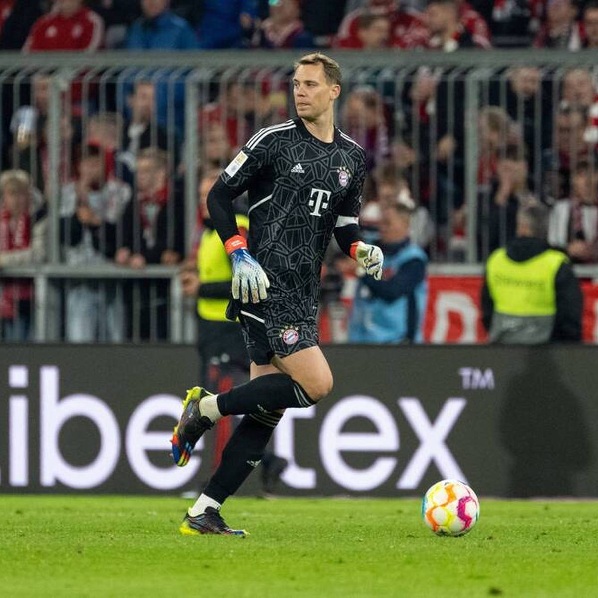 Manuel Neuer lässt in den sozialen Medien über seine zukünftige Torwartausrüstung abstimmen. Die Präferenz der Fans wird deutlich.