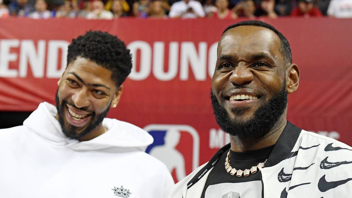 LeBron James (r.) sagte bereits frühzeitig ab, um sich um andere Projekte (Space Jam 2) kümmern zu können. Sein neuer Teamkollege Anthony Davis zog es vor, sich auf seinen Start bei den Los Angeles Lakers zu konzentrieren
