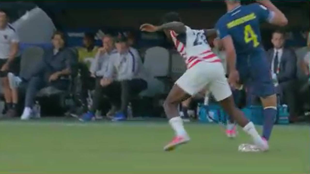 Brutalo-Foul! US-Star fliegt vom Platz