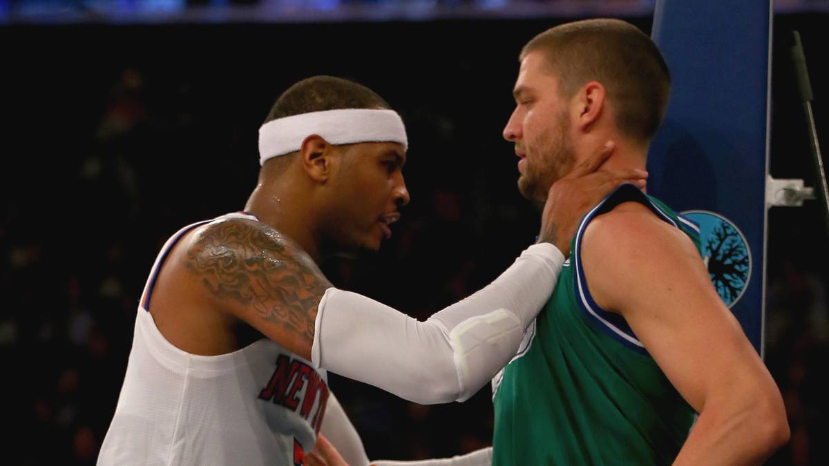Nicht ganz so respektvoll wie Nowitzki und Porzingis gegen Carmelo Anthony (l.) und Chandler Parsons miteinander um. Der Knicks-Akteur geht Nowitzkis Teamkollegen an die Gurgel