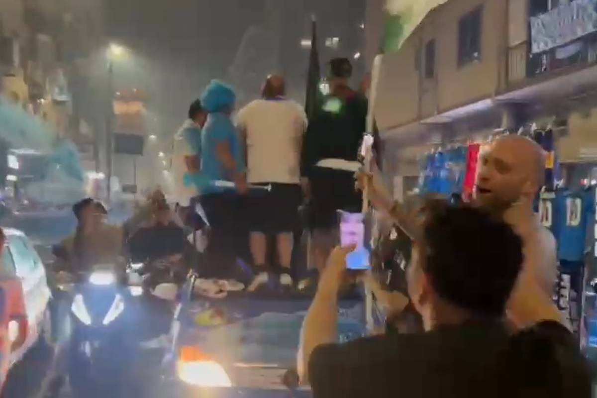 Die SSC Neapel feiert durch ein 2:0 gegen Cagliari die italienische Meisterschaft. Auf den Straßen Süditaliens bricht große Euphorie aus.