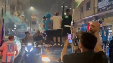 Die SSC Neapel feiert durch ein 2:0 gegen Cagliari die italienische Meisterschaft. Auf den Straßen Süditaliens bricht große Euphorie aus.