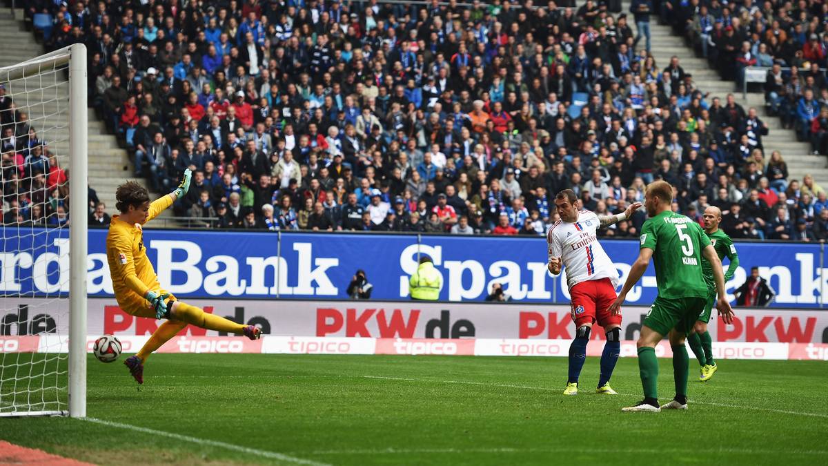 Pierre-Michel Lasogga erhöht acht Minuten später per Kopf auf 2:0! Für die Hamburger ein fast nicht mehr gekanntes Gefühl. Zwei Tore in einem Spiel hat der HSV zuletzt am 20. Spieltag erzielt