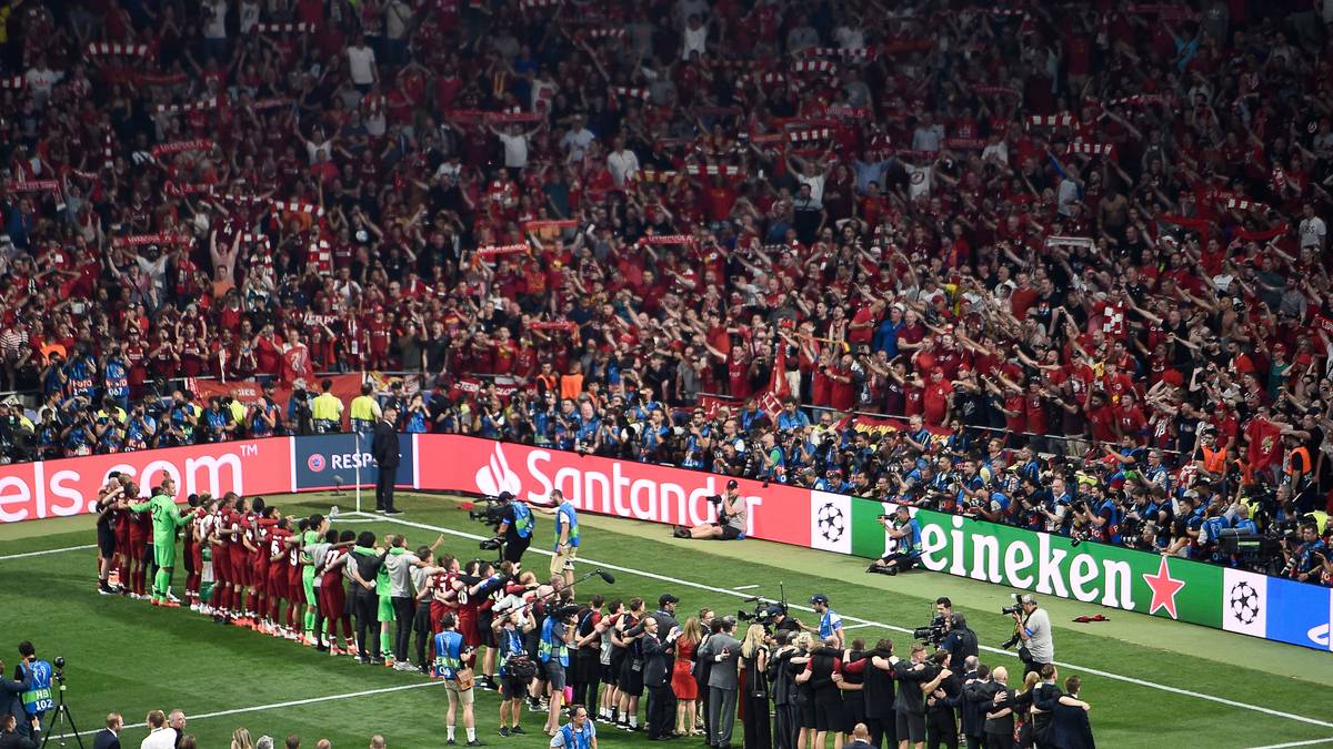 LIVERPOOL ECHO: "Klopp ist der unglaubliche, inspirierende Anführer eines besonderen Teams. Der Henkelpott kommt wieder nach Hause an die Merseyside. Es gibt gute Gründe zu glauben, dass dies erst der Anfang einer goldenen Ära für Reds gewesen ist."